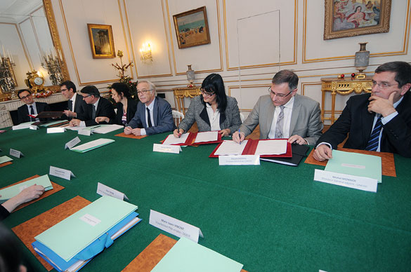 signature_de_la_convention_tripartite_etat.jpg